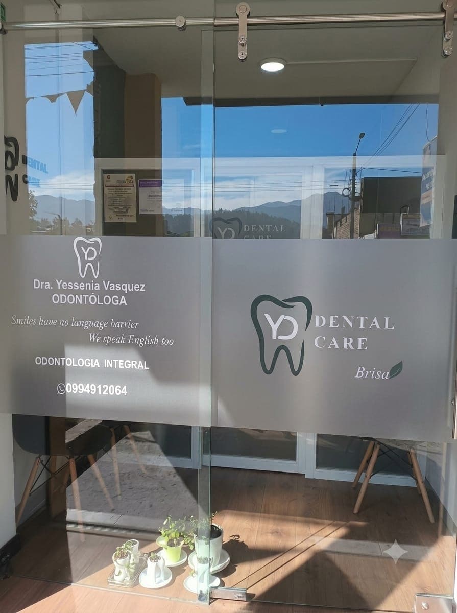 Puerta de ingreso a YD Dental Care Brisa
